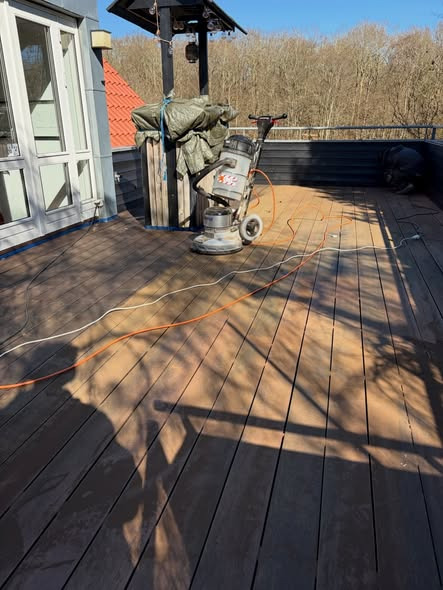 Øens Håndværkercentral Aps forvandler slidte altaner og terrasser med professionel slibning og oliering