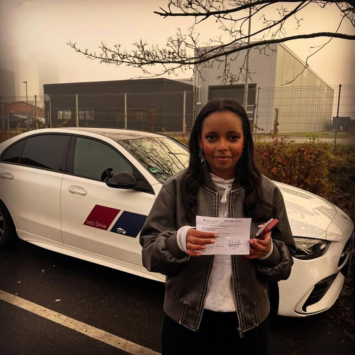 Lets Drive fejrer Leahs succesfulde kørekort i Hedensted