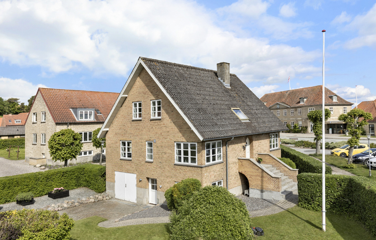 Fantastisk mu­rer­mester­vil­la med udsigt til Mariager Fjord til salg hos EDC Trio