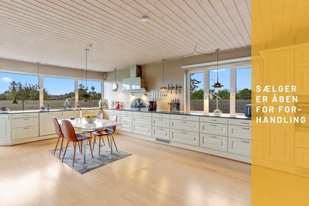 Mæglerhuset Sæby fremhæver rummelig villa i Sæbys hjerte med forhandlingsmulighed