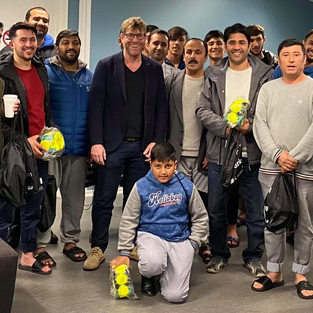 99 afghanske børn og voksne fik nye 3F fodbolde, drikkedunke, støvlepose