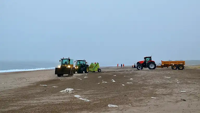 Oprydning af paraffinaffald p&#xE5; stranden mellem Hanstholm Havn og Agger Tange