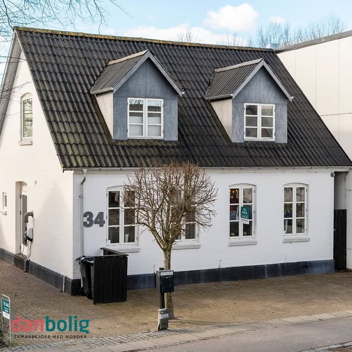 Danbolig Nørresundby tilbyder skøn villa med udsigt over fjorden ved Lindholm Strandpark