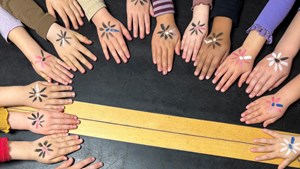 Børnehus samler 72.000 kr. ind til Knæk Cancer: Hele lokalsamfundet støtter børnenes initiativ