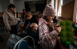 Gå rundt i Mørke og støt familier på flugt
