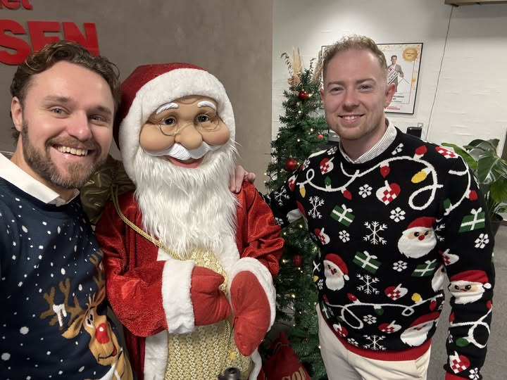 John Frandsen Ikast ønsker glædelig jul til alle med hilsner fra Phillip og Alex