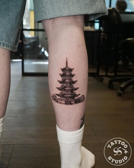 Tattoo Studio 96 viser et elegant black & grey tattoo lavet af Alexys