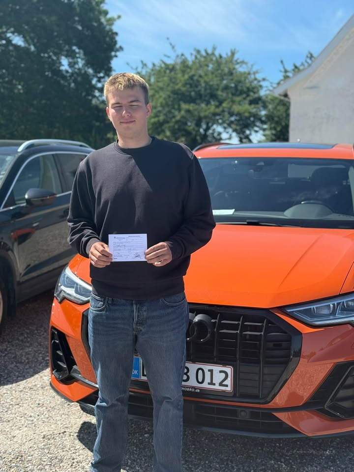 Frisdal Køreskole I/S fejrer Villads' succes og nye kørselsregler