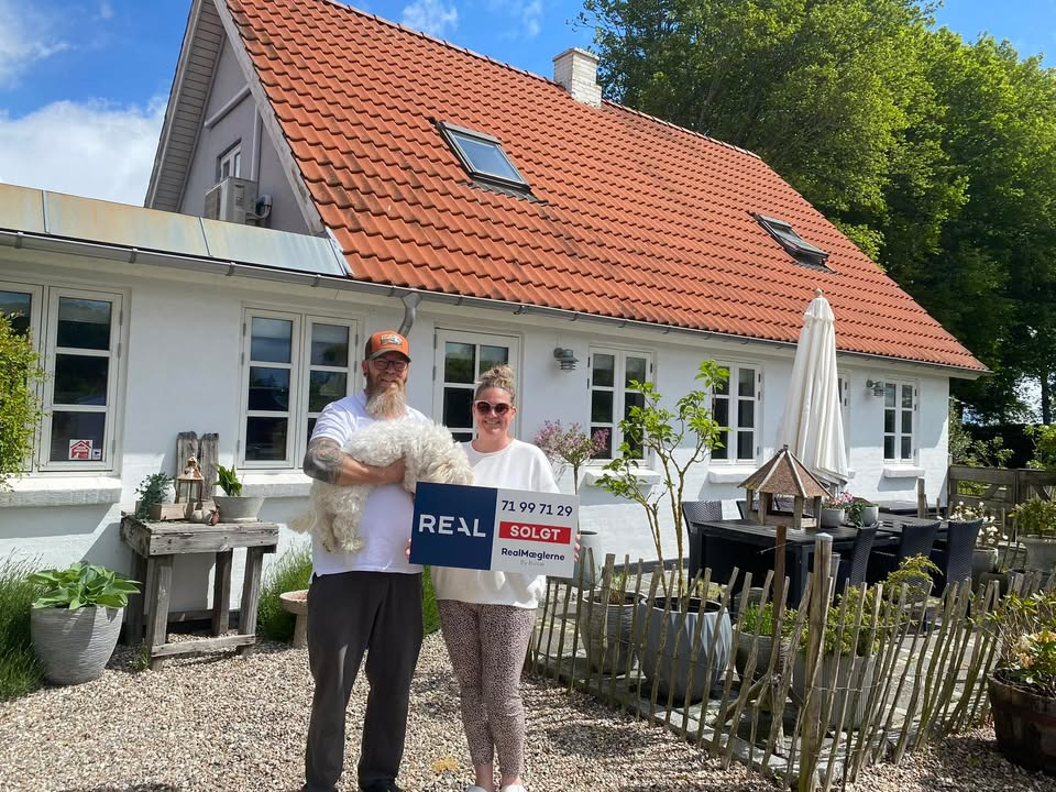 Solgt: RealMæglerne Næstved by Bülow ApS fejrer bolighandel på Grønbrovej 10