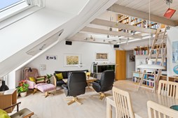 Indflytningsklar ejerlejlighed med tilhørende carport, altan og central beliggenhed