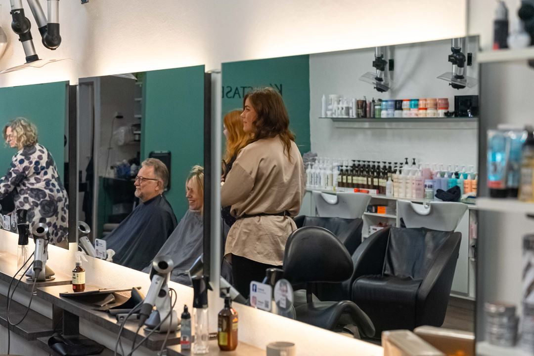 Frisøren i Veri kombinerer klassisk frisørhåndværk med moderne teknikker