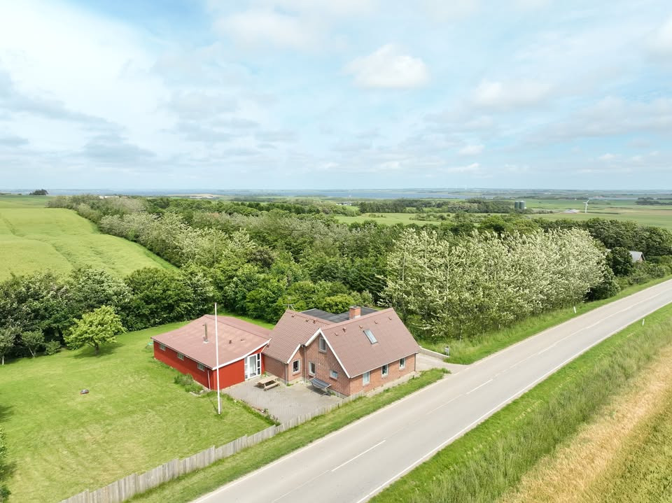 EDC Hurup Thy sænker prisen på rummelig villa med fjordkig nära Hurup