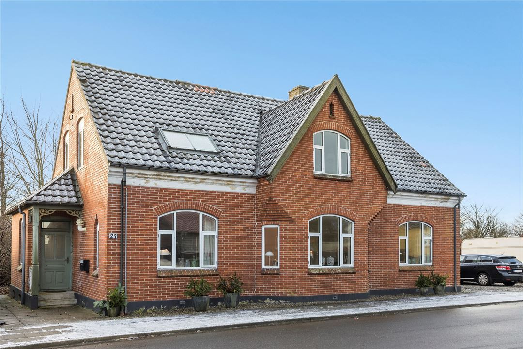 Til salg hos EDC Ejen­doms­grup­pen  Struer : Charmerende hus med potentiale og stor grund