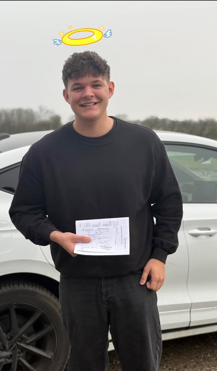 Villads bestod både teori- og køreprøve hos Frisdal Køreskole I/S