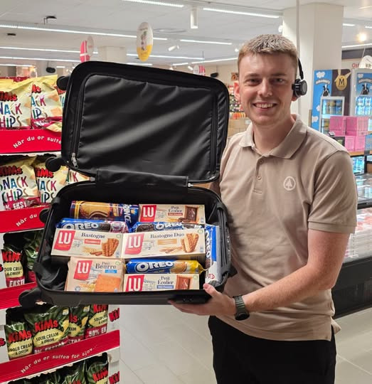 SPAR Skejby udlodder en kuffert fyldt med kiks