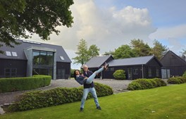 Tom og Chanitas unikke landsted sat til salg - nu til halv pris