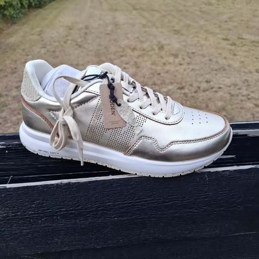 Elling Sko sælger Woden sneaker i guldfarve str. 41 til 444 kr.
