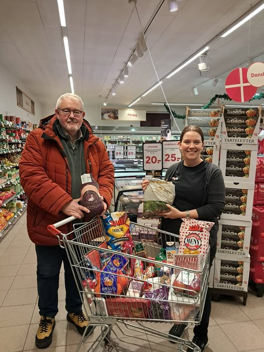 Spar Valsgård udleverer julehjælpsposer gennem lokalt samarbejde