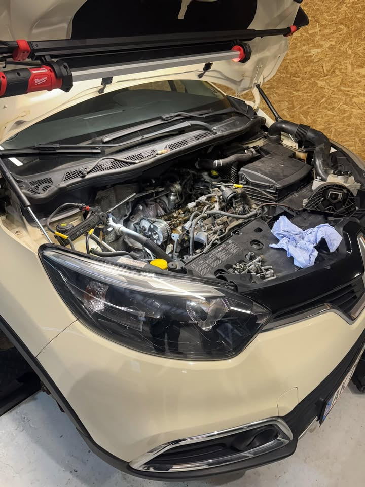 Autotekniker Kim Skytthe advarer om fare ved slidt kæde på Renault Captur