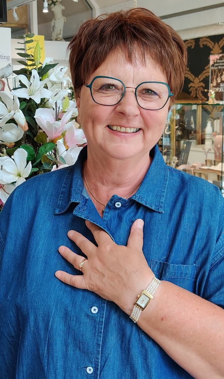 Smykkedesigner Helga Winther opdaterer vielsesring med unik blomstret design til tilfreds kunde