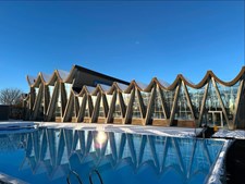 Herning Svømmehal glæder sig over sneklædt udendørsområde og inviterer til en dukkert i årstidsbassinet