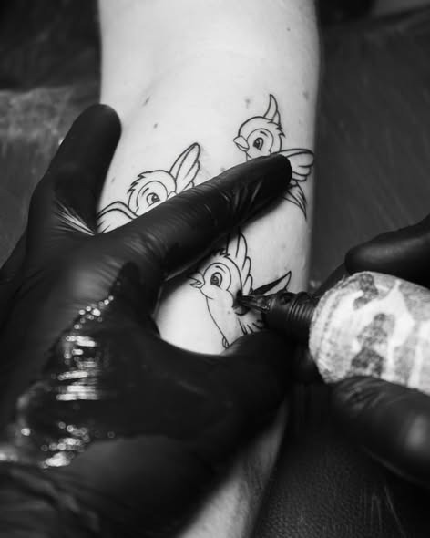 Tattoo Studio 96 Aalborg har lavet en black & grey-tatovering med tre små fugle