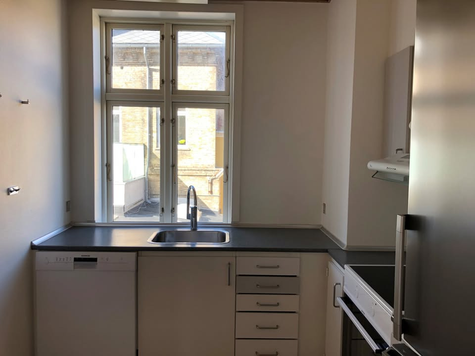 EDC Søren Jensen udlejer lys 2-værelseslejlighed i Hobro centrum