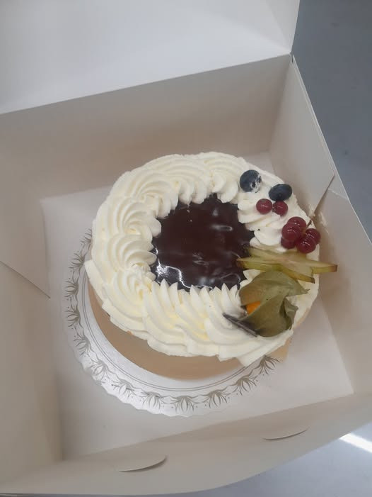 Søholm Autoservice ApS fejrer besøget af tilfreds kunde med kage