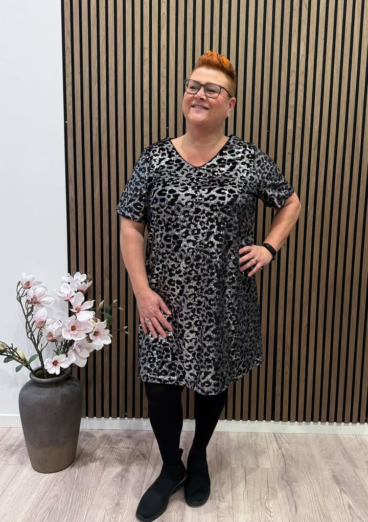 Only Curves præsenterer Lisbeth i elegant pailletkjole