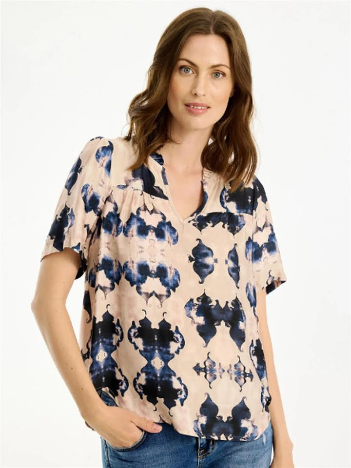 Rosengreen tilbyder viskosebluse til nedsat pris