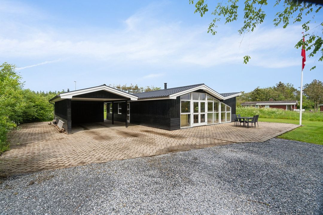 Mæglerhuset Vestkysten I/S præsenterer attraktivt sommerhus tæt på stranden i Nr. Lyngby