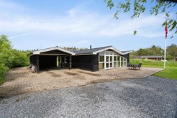 Mæglerhuset Vestkysten I/S præsenterer attraktivt sommerhus tæt på stranden i Nr. Lyngby
