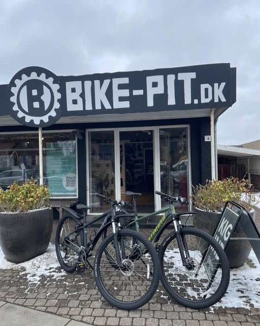 Far og søn kan indlede foråret med deres nye Specialized Rockhopper fra Bike-pit