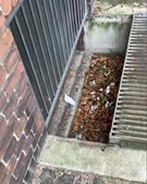 Rensning af vinduesskakter med feje- og sugemaskine: Se før og efter video