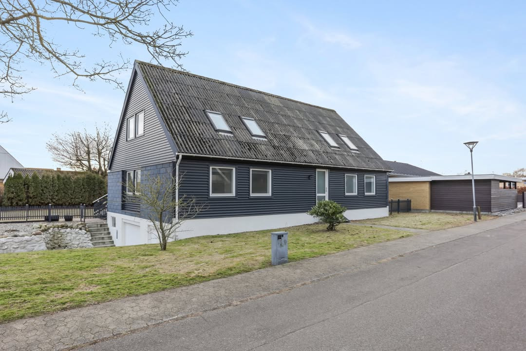 Mæglerhuset melder ny pris på rummelig villa på Gjøl