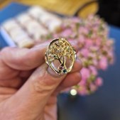 Guldsmed Ø tilbyder specialdesignet smykke med livets træ