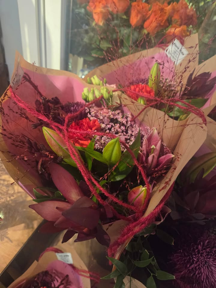 Julestemning hos Flore Vida: Begrænset antal buketter i røde nuancer til weekendpris