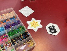 Slip kreativiteten løs med Hama-perler på Rødding Bibliotek