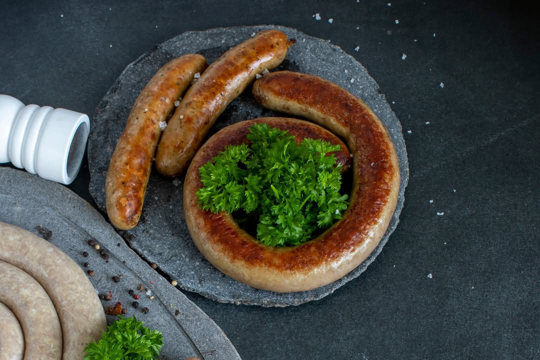 Frederiksberg Kødforsyning v/Christian Rytter Sørensen tilbyder medister med sauce og kartofler til 69 kr.