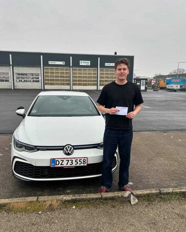 Bentzens Køreskole fejrer seks nye bilister med bestået køreprøve