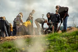 Skoleelever planter mikroskov i Roskilde