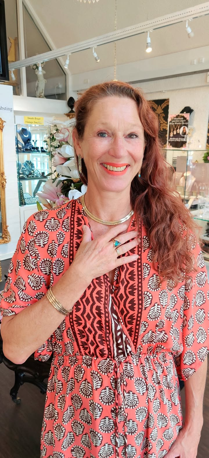 Smykkedesigner Helga Winther designer unikt sæt for trofast kunde