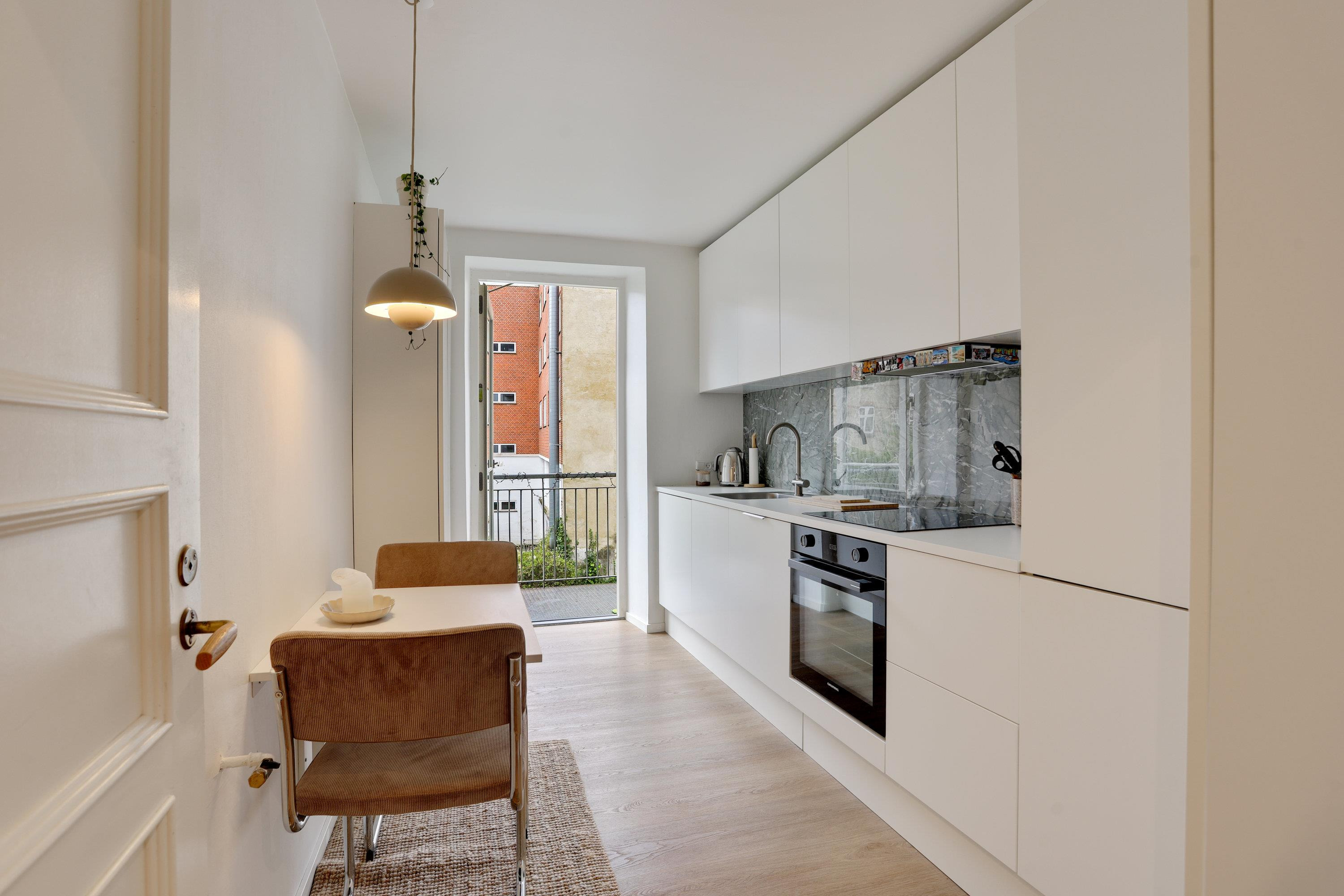 Moderne og indflytningsklar lejlighed med sydvendt altan midt i Aalborg