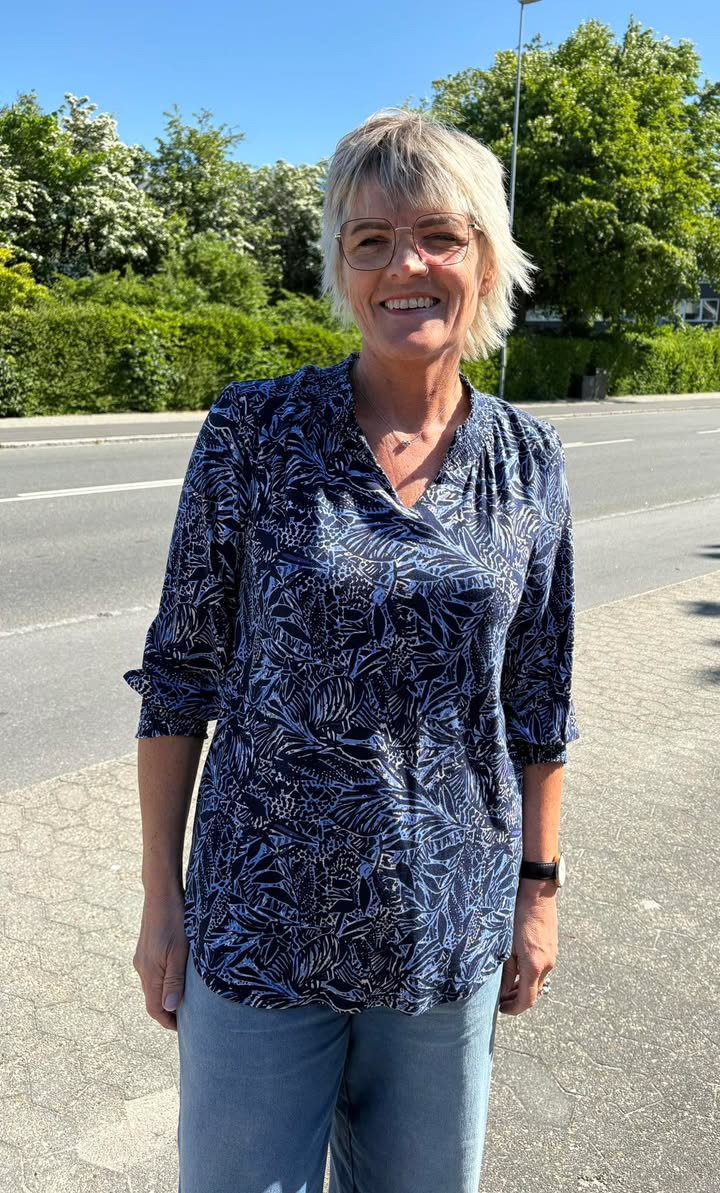 Rosengreen tilbyder viskosebluse fra Ze Ze til nedsat pris