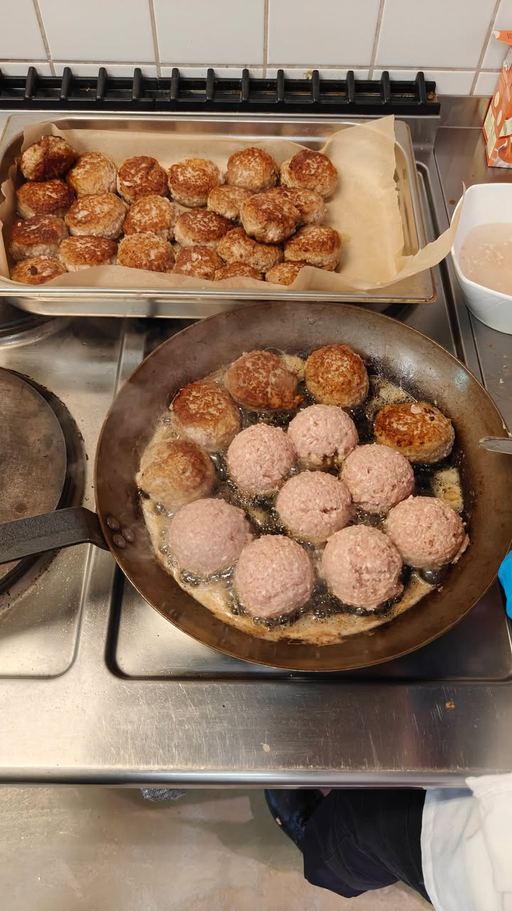 Meny Klarup sælger hjemmelavede frikadeller til 8 kroner