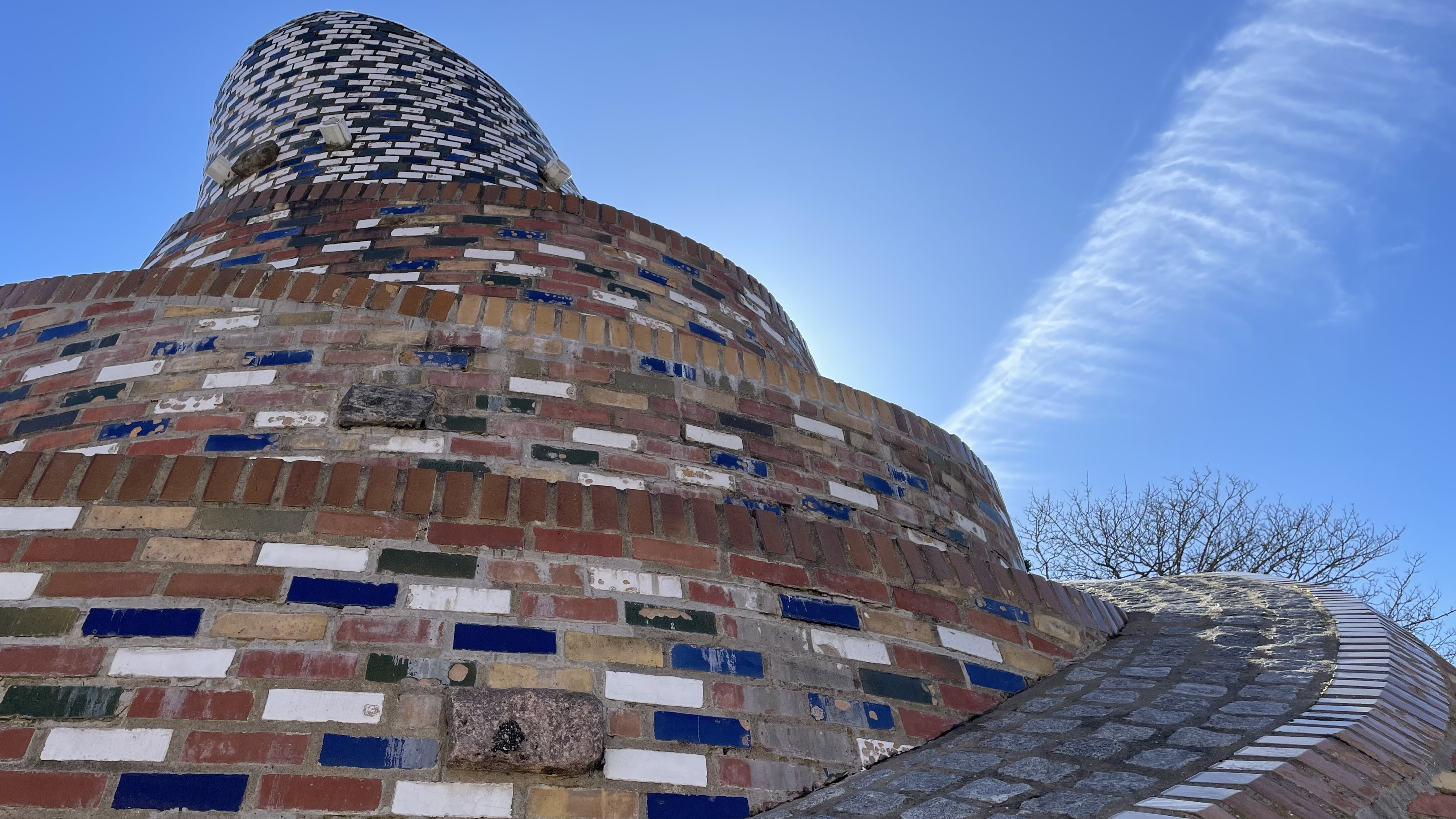 Skulpturen Kapel til nutiden på Vestervold spærres af