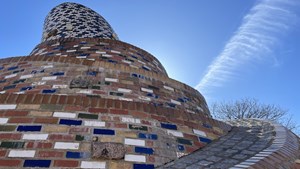 Skulpturen Kapel til nutiden på Vestervold spærres af