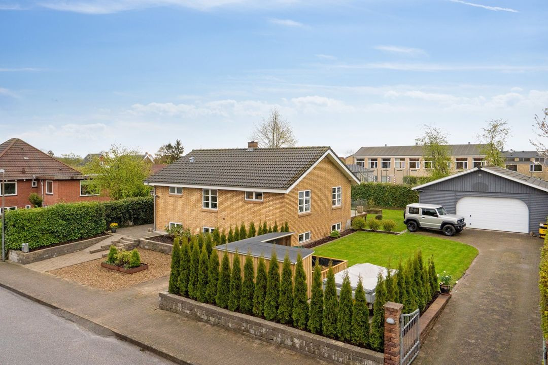 Danbolig Fredericia: Villa med stor garage til salg på Wesselsvej 3