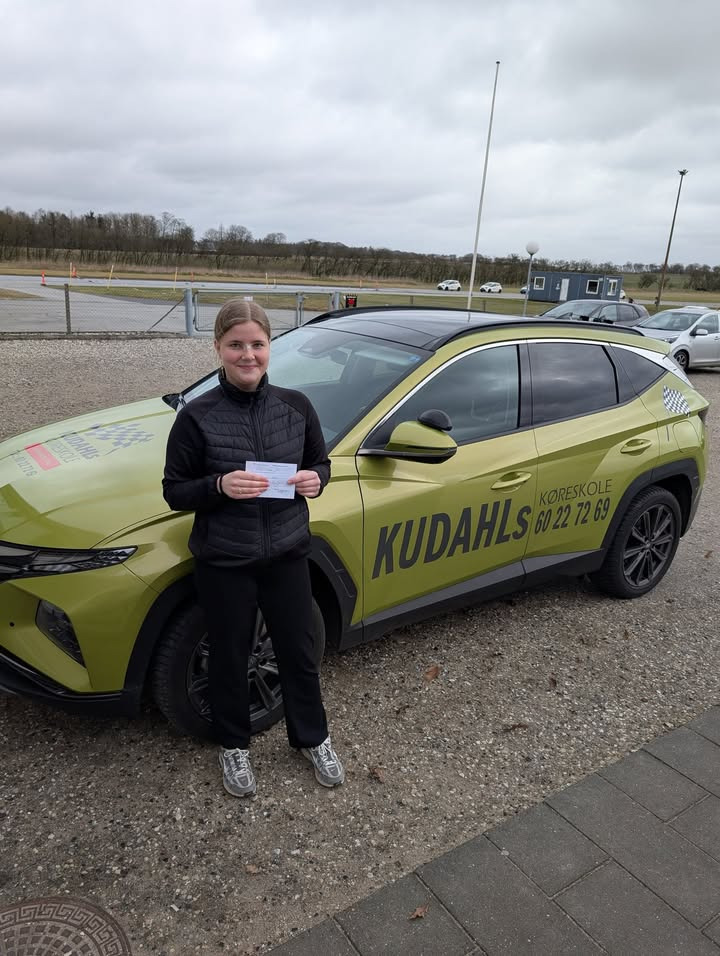 Kudahls Køreskole ønsker Isabella tillykke med kørekortet og advarer mod ishockeyens slag