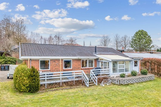 Tyttebærvej 26 og 1 anden boliger er kommet til salg denne uge i Bjerringbro - se boligerne her.